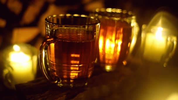 Bière dorée versée dans un verre, le festival Oktoberfest — Video