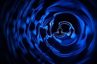Yoga meditasyonu, yoga lotusundaki kadının aura ruhani pozu.