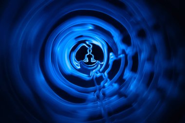 Yoga meditasyonu, yoga lotusundaki kadının aura ruhani pozu.