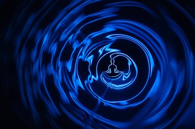 Yoga meditasyonu, yoga lotusundaki kadının aura ruhani pozu.