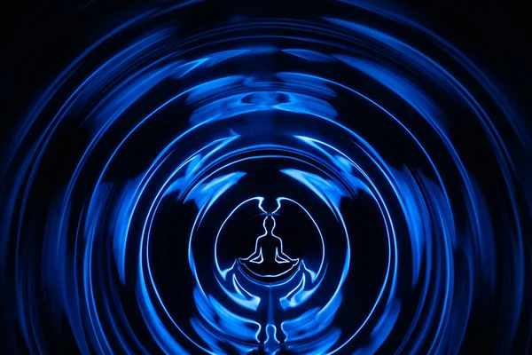 Yoga meditasyonu, yoga lotusundaki kadının aura ruhani pozu.