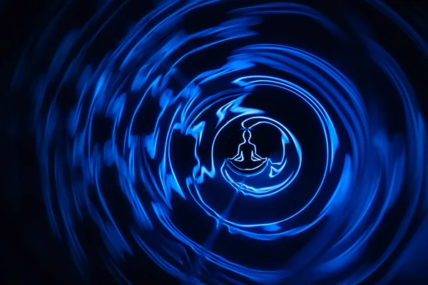 Yoga meditasyonu, yoga lotusundaki kadının aura ruhani pozu.