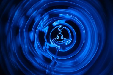 Yoga meditasyonu, yoga lotusundaki kadının aura ruhani pozu.