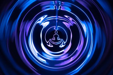 Yoga meditasyonu, yoga lotusundaki kadının aura ruhani pozu.