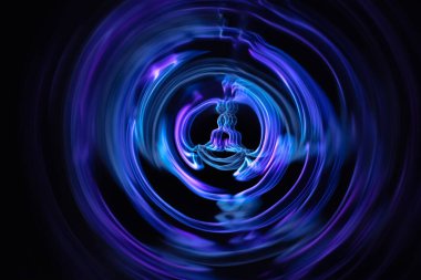 Yoga yapan kadın, yoga nilüferinde aura ruhuyla poz veriyor.