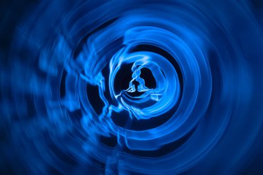 Nilüferli Yoga meditasyonu yapan kadın aura ruhuyla poz veriyor.