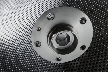 Metal yüzeyde duran araba tekerleğinin bileşimi