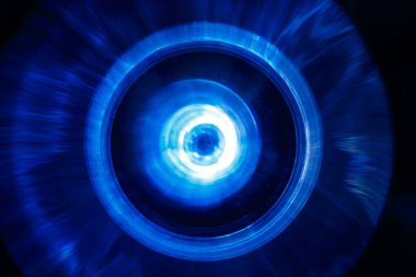 Görünür mavi renkteki bulanık ses dalgaları karanlıkta