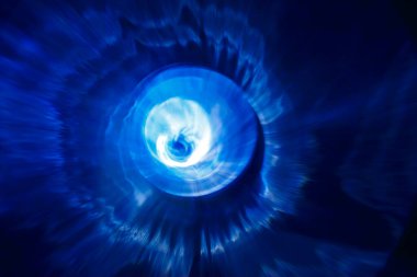 Görünür mavi renkteki bulanık ses dalgaları karanlıkta