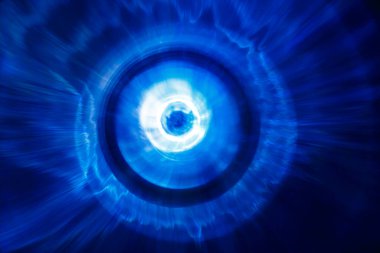 Görünür mavi renkteki bulanık ses dalgaları karanlıkta