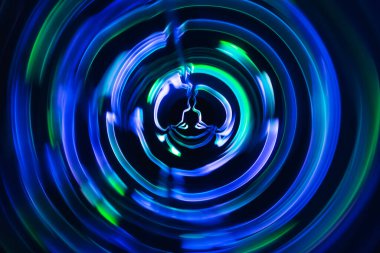 Nilüferde yoga meditasyonu ruhani aura ile poz verir.