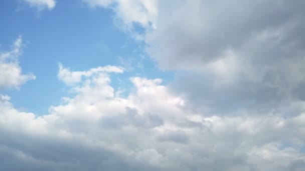 Zeitraffer-Wolken, rollende geschwollene Wolken bewegen sich, weiße Blitze Wolken Zeitraffer — Stockvideo