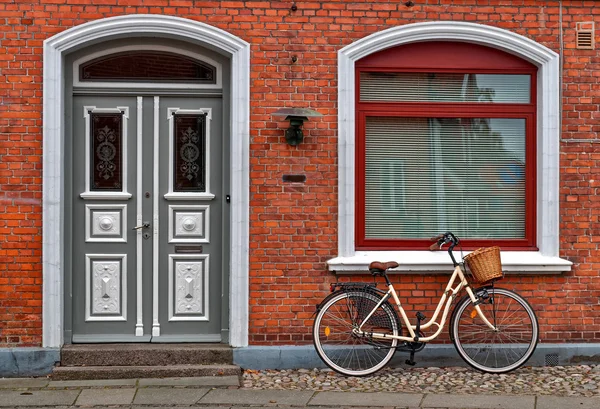 Red House önünde Bisiklet