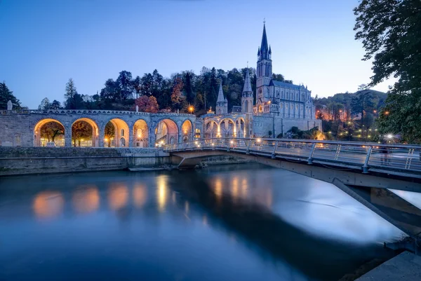 Sanctuaire Notre-Dame de Lourdes à l'Heure Bleue Photos De Stock Libres De Droits