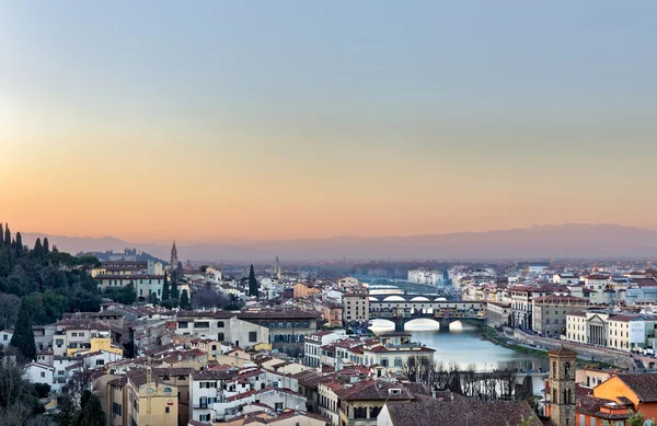 Panoramik Floransa ve ponte Vecchio — Stok fotoğraf