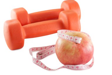 Fitness dambıl, elma ve santimetre.