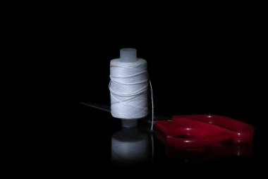 Dikiş takımı siyah bir zemin üzerine