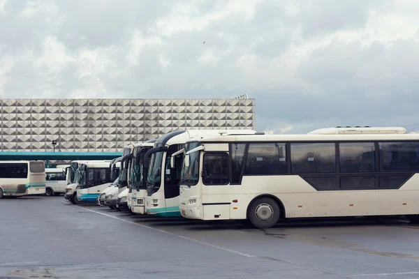 La estación de autobuses, un montón de coches . — Foto de Stock