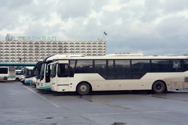 Dworzec autobusowy, wiele samochodów. — Zdjęcie stockowe