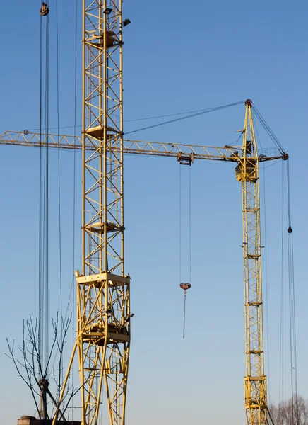 Arbete kranen på en byggarbetsplats av bostäder. — Stockfoto