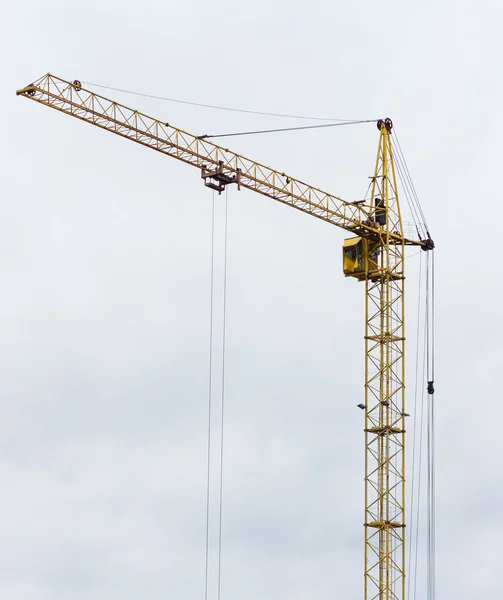 Evlerin inşaat sahasında eser vinç. 