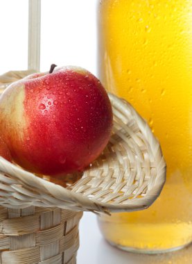 elma ve meyve suyu.