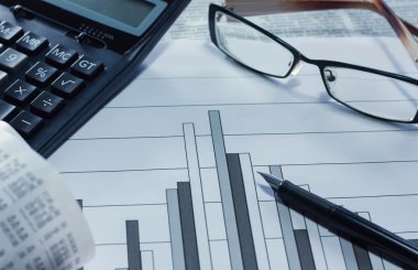 kalem, gözlük ve hesap makinesi.