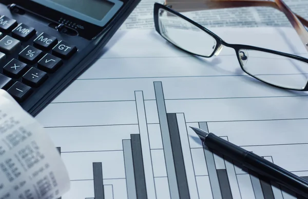 kalem, gözlük ve hesap makinesi.