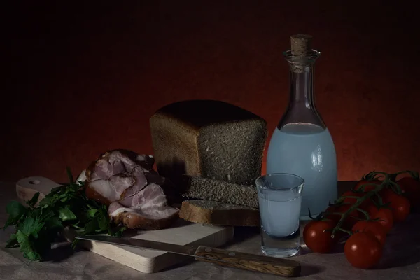 Et, ekmek ve alkol ile natürmort. 