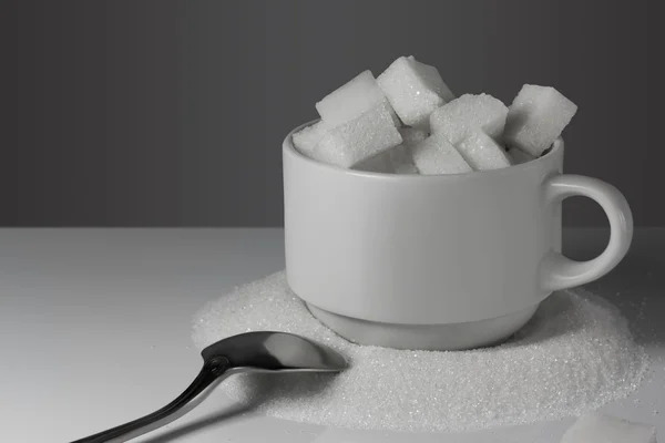 角砂糖とカップ — ストック写真