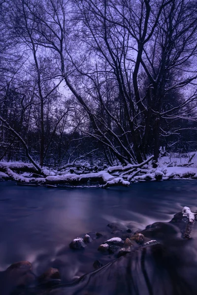 Зимова Лісова Річка Тече Через Кам Яний Каскад Вечірній Синьо — стокове фото