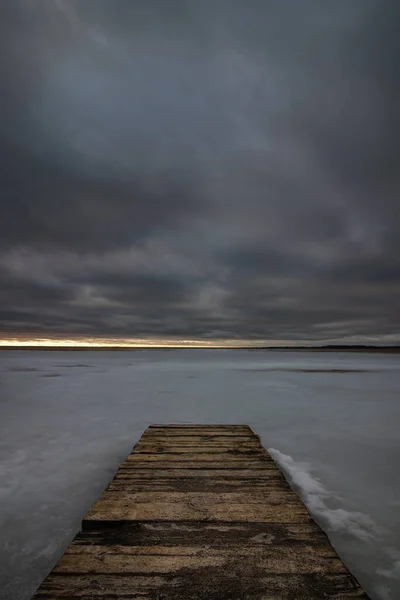 Sombre Hiver Sévère Paysage Gris Vertical Une Ancienne Jetée Bois — Photo