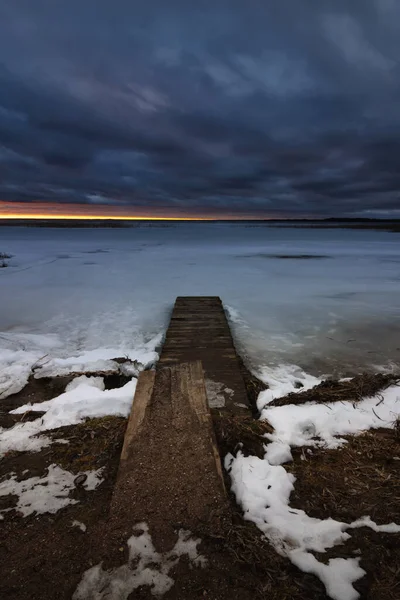 Paysage Rigoureux Soirée Hiver Une Ancienne Jetée Bois Sur Rive — Photo