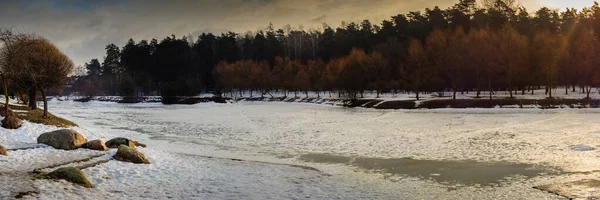 Vacker Morgon Vinter Landskap Med Frusen Isig Stad Vatten Kanal — Stockfoto