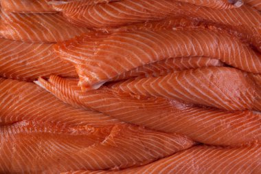 Taze çiğ balık dilimler halinde uzanıyor. Üst Manzara. Deniz ürünleri konseptinde yaratıcı bir model.