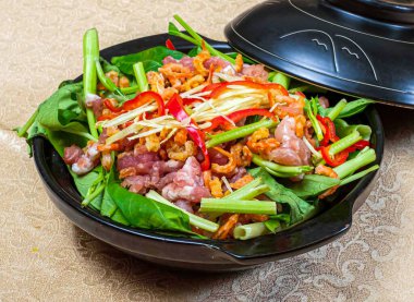 Güneydoğu Asya Sıcak Ot İçindekiler Çiğ Domuz eti, Su Ispanağı, Bitki ve Kurutulmuş Karides Hong Kong yemeklerinin yakın plan görüntüsü