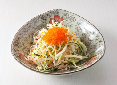 Canlı Japon tobiko salatası taze yengeç çubukları ve salatalık ile hafif, sağlıklı bir gurme öğle yemeği veya otantik Asya yeteneğiyle akşam yemeği