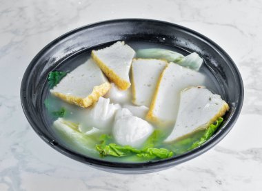 Asya balık köftesi çorbası ve taze yeşillikli balık köftesi. Soğuk bir günde hafif bir öğle yemeği ya da akşam yemeği için mükemmel.