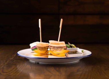 Lezzetli Halloumi Stack vejetaryen aperatifleri canlı sebzeler ve kremalı vejetaryen peyniri bitki temelli diyetler için modern, sağlıklı bir atıştırmalık veya zarif bir parti yemeği sunar.