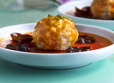 Lezzetli haşlanmış domuz eti, ma po sosu, aslan başı köfteleri ahşap mantarlı, baharatlı Asya mutfağı macerasına hazır.