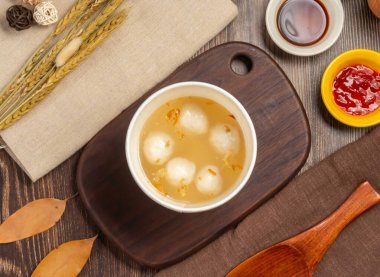 Bir kase Tangyuan, Balık köftesi çorbası, tatlı pirinç köftesi, altın tanelerle süslenmiş, ruhunu ısıtmaya hazır ve aşçılık projeni yükseltmeye hazır.