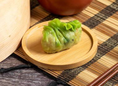 Otantik Asya mutfağı, ahşap tabakta lezzetli yeşil hamur köftesi, yemek blogları, restoran menüleri ve aşçılık ürünleri için mükemmel.