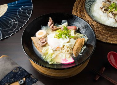 Etli bir ortamda domuz eti, yumurta ve kaka gibi lezzetli malzemelerle çeşitli Japon Champon şehriye çorbası.