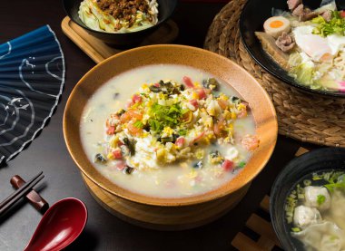 Lezzetli Asya mutfağı. Karışık yulaf lapası. Yemek blogcuları ve restoran menüleri için mükemmel.