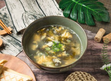 Deniz yosunlu nefis yumurta çorbası, sıcak yemek için mükemmel, sıcaklık ve konfor getiriyor, yemek blogları ve Asya mutfağı promosyonları için ideal.