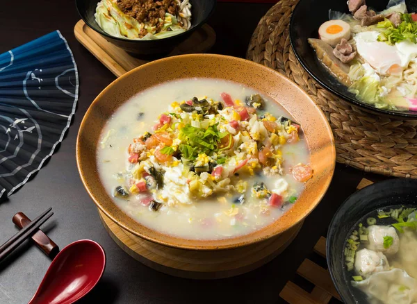 Lezzetli Asya mutfağı. Karışık yulaf lapası. Yemek blogcuları ve restoran menüleri için mükemmel.