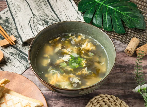 Deniz yosunlu nefis yumurta çorbası, sıcak yemek için mükemmel, sıcaklık ve konfor getiriyor, yemek blogları ve Asya mutfağı promosyonları için ideal.