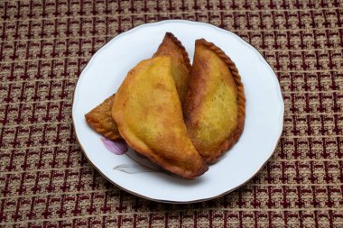 Kızarmış tavuk hamur işleri, her durum için cazip bir ikram, kafeler ve yemek blogları için mükemmel, konfor ve yemek lezzeti sunan