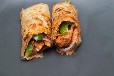 Lezzetli yumurtalı tavuk dürümleri taze sebzeler ve baharatlarla doludur..