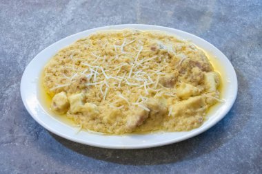 Peynirli tavuk yağı, masala buğulanmış yumurta, yanında da peynirli sandviç. Rahatlatıcı ve lezzetli bir yemek.